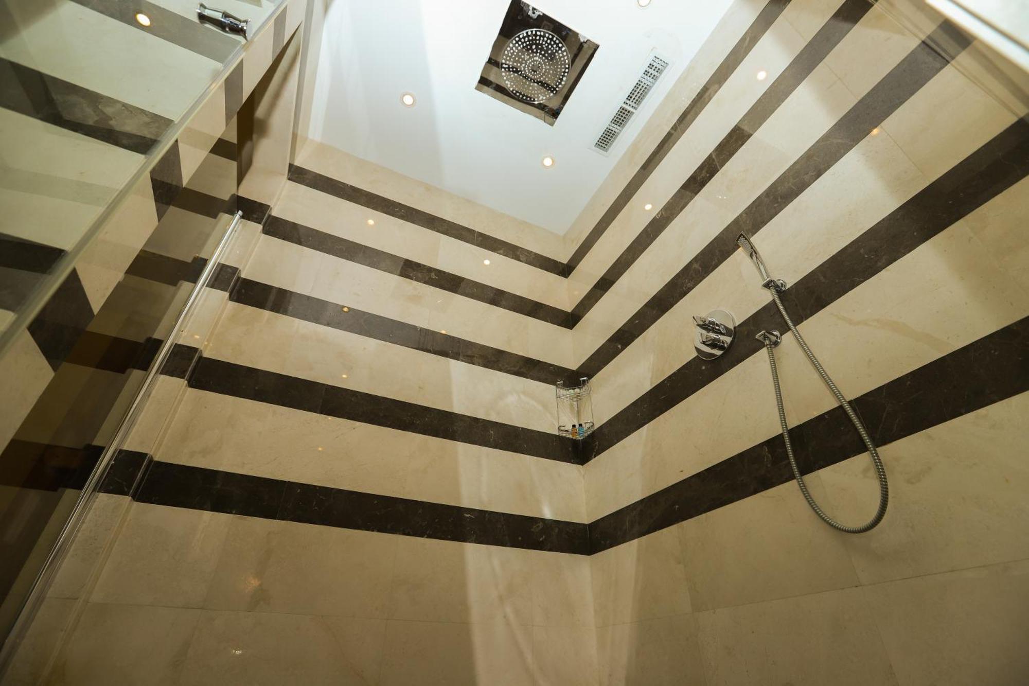 Gabala Garden Hotel Exterior foto A shower cubicle