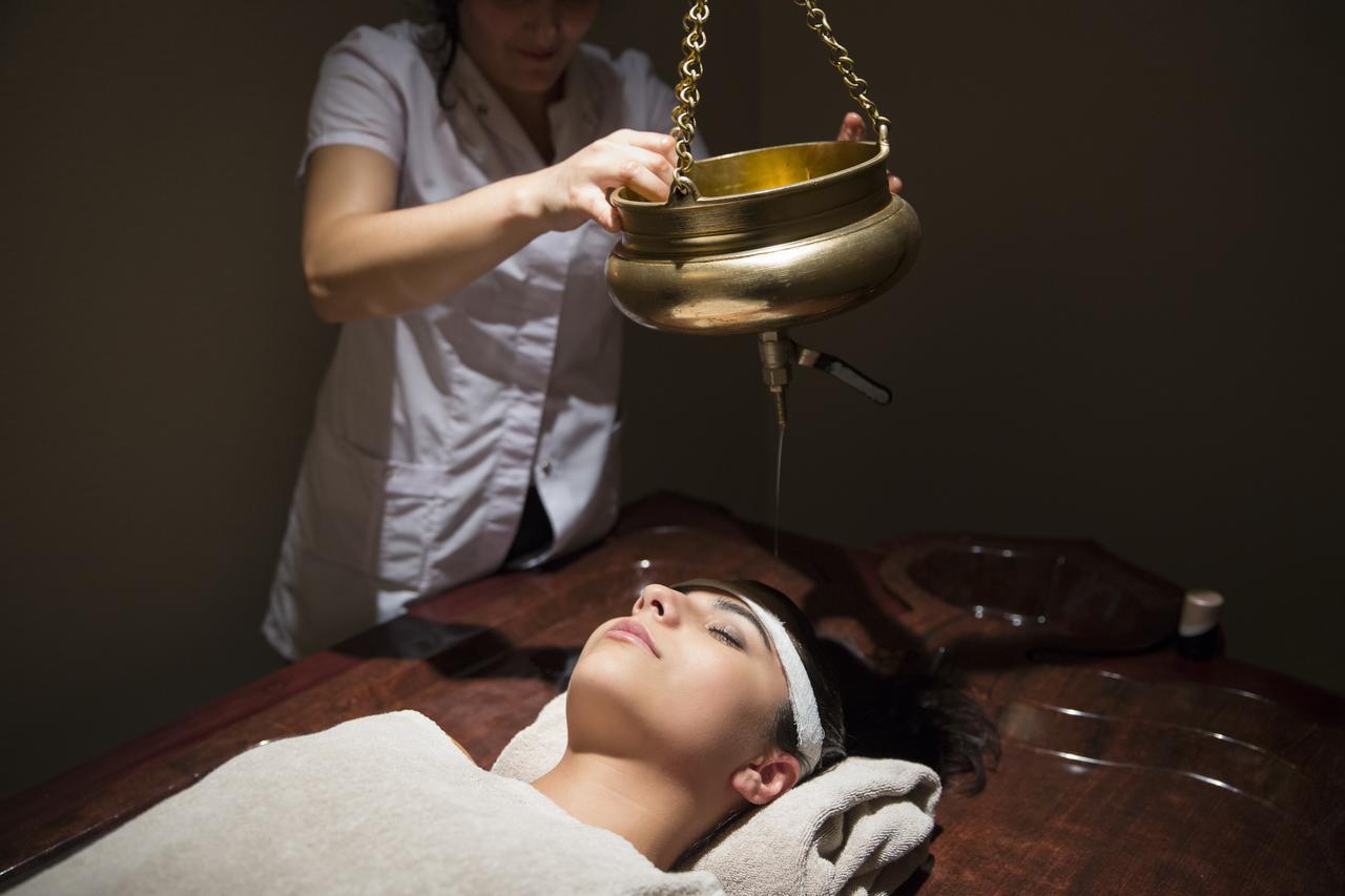 Gabala Garden Hotel Exterior foto A woman receiving a head massage